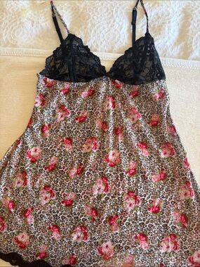 Lace-Top Floral Leopard Chemise Nightdress in Black and Pink